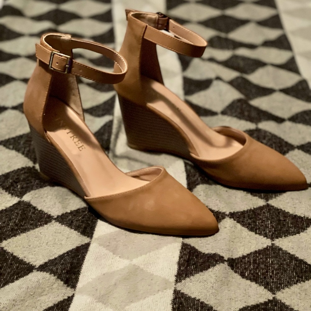 Tinstree, Tan colored wedge heels - Size 7